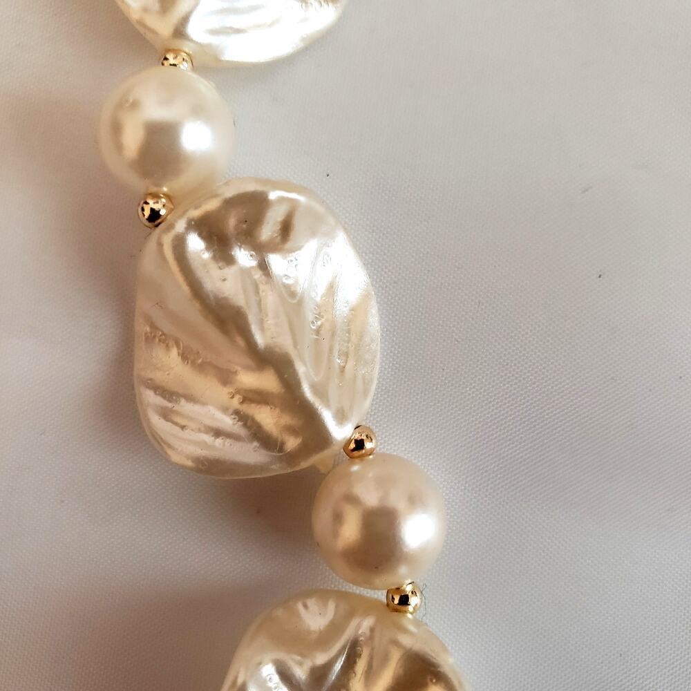 Pearl Flower Acrylic Pedal Opera Necklace & Clip Earrings - Picture 6 of 7